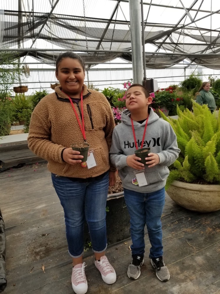 students visit greenhouse 