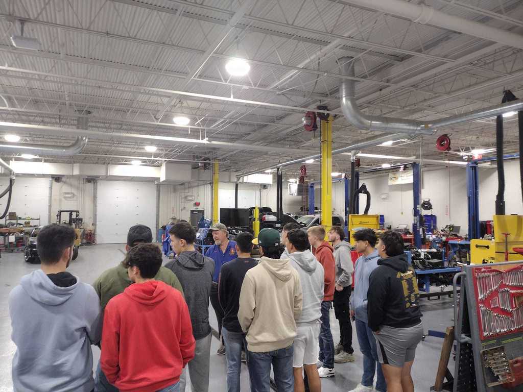 photo of students at SPC's auto body shop