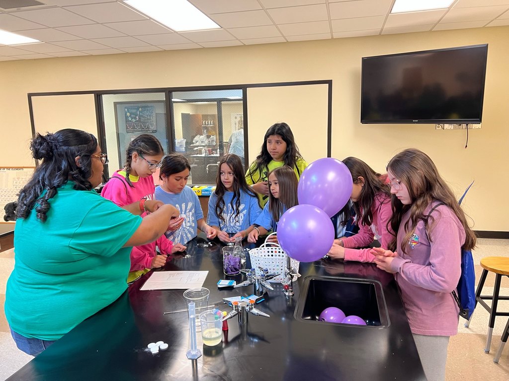 SIS students visit wtc  experiment in science lab